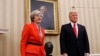 英国首相特雷莎·梅和美国总统川普在白宫椭圆形办公室。（2017年1月27日）