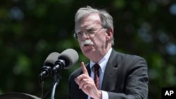 El asesor de Seguridad Nacional de la Casa Blanca, John Bolton, dijo que el presidente en disputa de Venezuela “está ganando tiempo”.