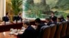 2019年2月15日美国贸易代表罗伯特·莱因希泽(左二)与美国财政部长姆努钦(左)在北京人民大会堂与中国国家主席习近平会谈