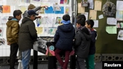 Des enfants jouent dans un camp de réfugiés en Allemagne, le 15 octobre 2015.