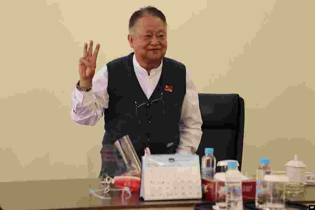စစ်အာဏာသိမ်းမှု ဆန့်ကျင်ရေးသင်္ကေတ လက်သုံးချောင်းထောင်ပြနေသည့် NLD ပါတီ နာယက ဦးဝင်းထိန် (၀၂၊ ၀၂၊ ၂၁)
