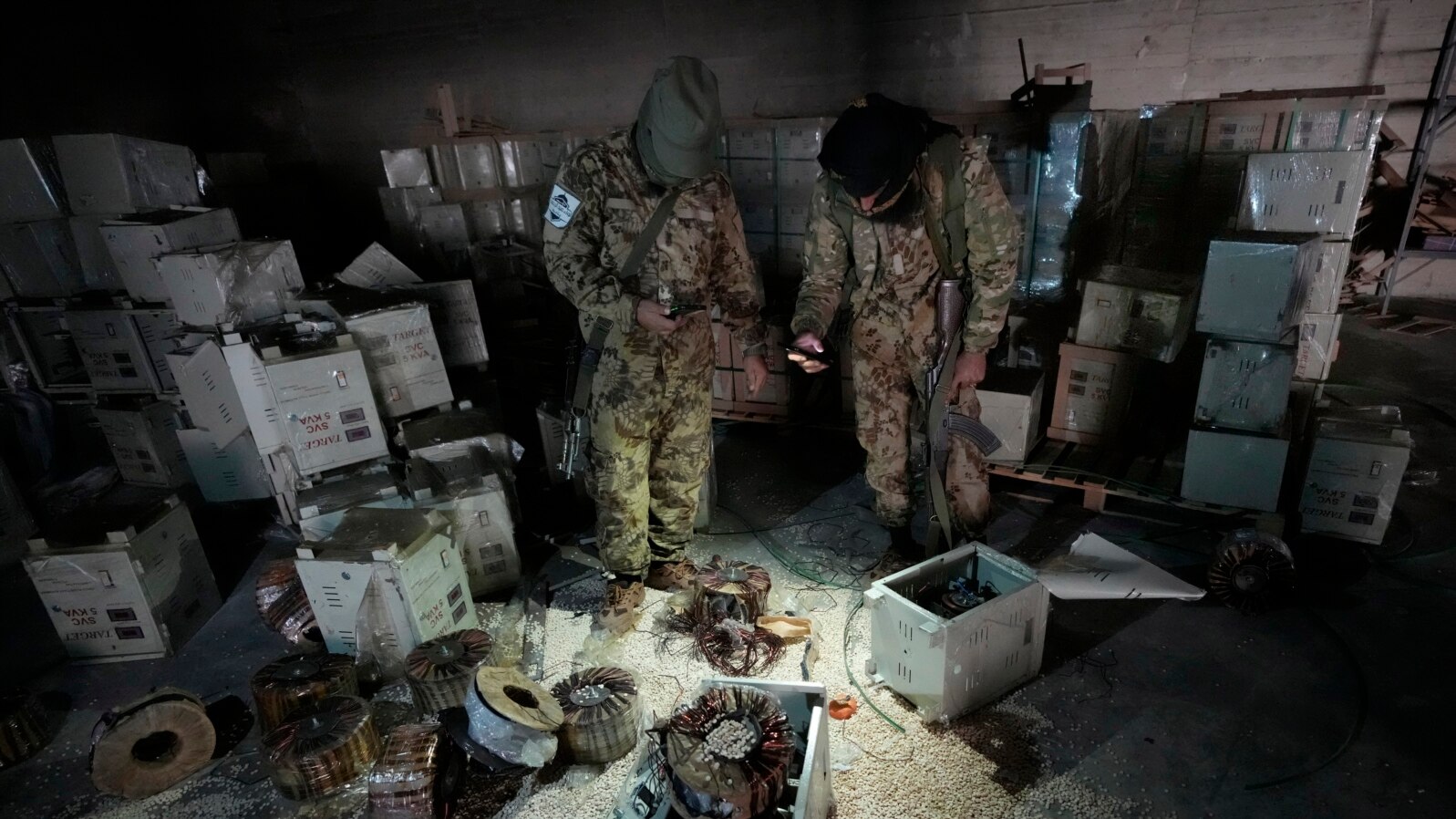 Pripadnici Hajata Tahrir al-Šama vade drogu kaptagon iz električnih uređaja u gradu Duma, 13. decembra 2024. (Foto: AP/Hussein Malla)
