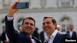 Експремиерот на Северна Македонија Зоран Заев и поранешниот грчки премиер Алексис Ципрас, на церемонијата за пречек на грчката делегација во Скопје, 2 април 2019 година