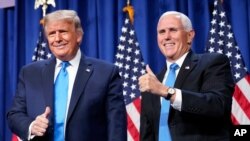 Presidenti Donald Trump dhe nënpresidenti Mike Pence, në skenën e Kuvendit Republikan në Sharlotë të Karolinës së Veriut. 
