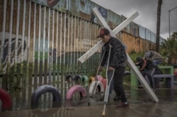 Migrantes deportados de EE.UU. son vulnerables al coronavirus según analistas mexicanos.