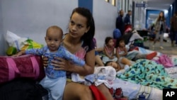 La emigrante venezolana Stephanny Sanabria y su hijo Jeremy Josue, en la frontera de Perú con Ecuador el 24 de agosto de 2018.