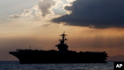 停靠在马尼拉湾的美国海军罗斯福航空母舰为菲律宾官员和商人举行招待会。（2018年4月13日）