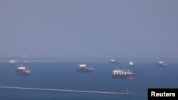 Barcos de contenedores esperan cerca de los congestionados puertos de Los Ángeles y Long Beach, en California, el 29 de septiembre de 2021.