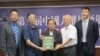 研究六四事件学者吴仁华2019年7月7日(左二)代表唐荆陵律师接受中国人权律师奖