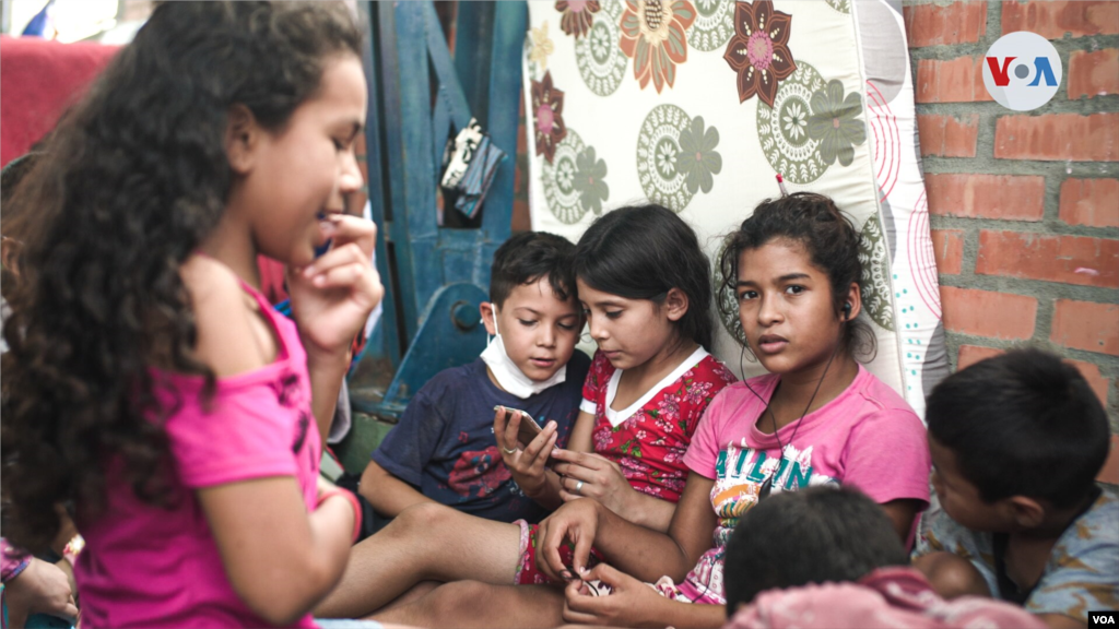 Decenas de niños y niñas venezolanos se albergan en los cerca de 20 refugios habilitados para migrantes en el Departamento de Arauca, en Colombia, tras registrarse enfrentamientos armados en sus territorios.
