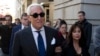 រូប​ឯកសារ៖ លោក Roger Stone (រូប​ឆ្វេង)​ ចាកចេញ​ពី​តុលាការ​សហព័ន្ធ​ក្នុង​រដ្ឋធានី​វ៉ាស៊ីនតោន កាលពី​ថ្ងៃទី១៥ ខែវិច្ឆិកា ឆ្នាំ២០១៩។
