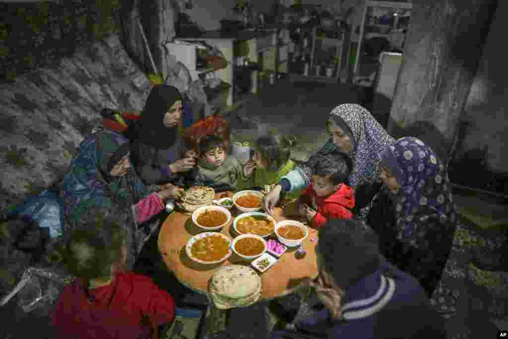 افطار خانوادۀ فلسطینی در غزه