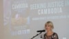 រូប​ឯកសារ៖ អ្នកស្រី ​Sue Coffey ​អ្នក​និពន្ធ​សៀវភៅ «ការស្វែងរក​យុត្តិធម៌​នៅ​កម្ពុជា៖ អ្នកការពារ​សិទ្ធិមនុស្ស​បកស្រាយ» ថ្លែង​ក្នុង​អំឡុង​បាន​ចេញ​ផ្សាយ​សៀវភៅ​នេះ​ដំបូង​ជា​ភាសា​អង់គ្លេស​កាល​ពី​ឆ្នាំ​២០១៨ នៅ​ទី​ក្រុង Melbourne ប្រទេស​អូស្ត្រាលី។ (រូបថត​ផ្តល់​ឱ្យ)