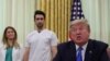 Un militar del cuerpo élite de la Casa Blanca, cercano al presidente Trump, dio positivo por coronavirus. En la imagen, el mandatario estadounidense cuando homenajeaba a personal de salud que ha enfrentado la pandemia de COVID-19.