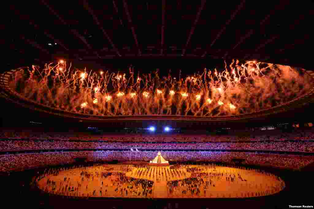 Vista general del Estadio Olímpico de Tokio, Japón, que acogió la inauguración de unos Juegos sin público general en el graderío.