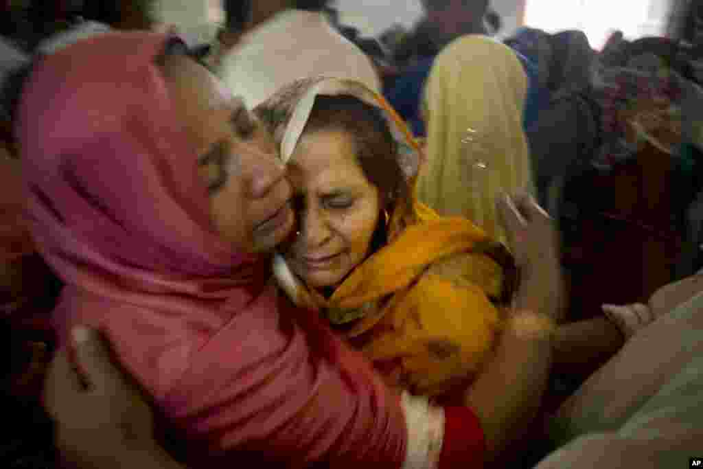 Mata A Pakistan Na Juyayin Rasuwar 'Yan Uwan Su, Maris 28, 2016. 