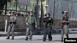 Pasukan penjaga perbatasan Israel mengarahkan senjatanya ke para pengunjuk rasa Palestina menyusul bentrokan di Bethlehem, Tepi Barat (22/1). 