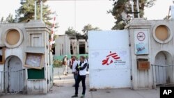 Christopher Stokes, Direktur lembaga bantuan medis MSF berdiri di dekat pintu masuk rumah sakit di Kunduz, Afghanistan (15/10). 