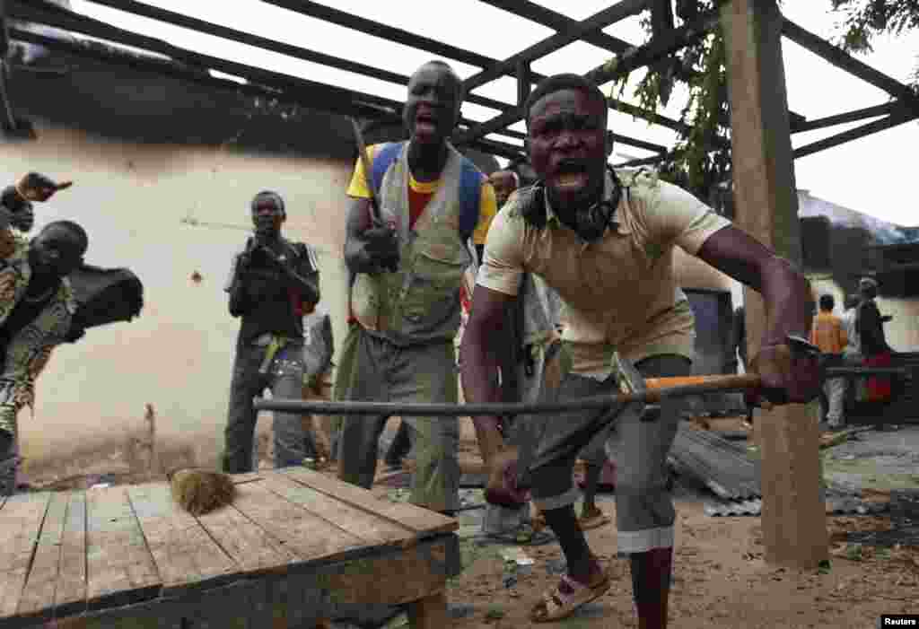 A mob loots a building in Bangui, Central African Republic, Dec. 10, 2013.
