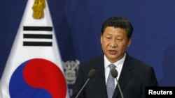 Presiden China Xi Jinping menyampaikan pidatonya di Seoul National University, Seoul (4/7). 