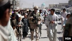 Seorang tentara NATO melakukan patroli di kota Kandahar.