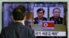 지난 27일 서울역에서 한 시민이 북한 당국에 체포돼 억류 중인 한국 국민 김국기(왼쪽)씨와 최춘길 씨에 관한 TV 보도를 시청하고 있다.