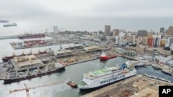Vue partielle de la ville de Dakar avec, au premier plan, le navire médical Le Global Mercy ®.