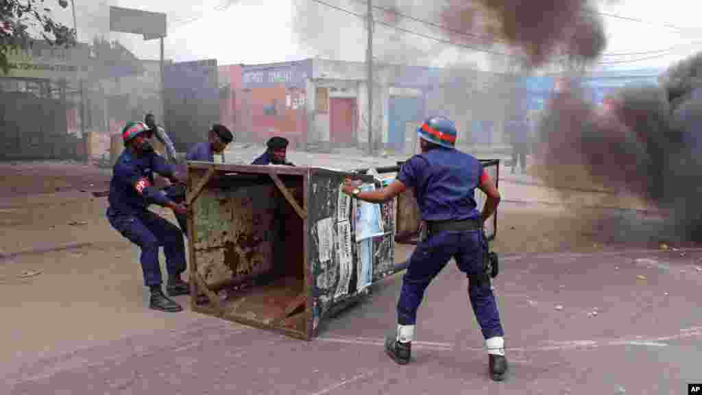 LEs forces dispersant des manifestants opposes à la revision d'une loi électorale, à Kinshasa, RDC, 19 janvier 2015