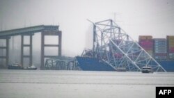 Barcos de búsqueda y recuperación navegan por las aguas del río Patapsco en condiciones climáticas adversas en el lugar del colapso del puente Francis Scott Key después de ser golpeado por el buque portacontenedores Dali en Baltimore, Maryland, el 27 de marzo de 2024.