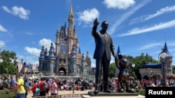 ARCHIVO - El parque temático Magic Kingdom antes del desfile "Festival of Fantasy" en Walt Disney World en Orlando, Florida, EEUU, en julio de 2022.