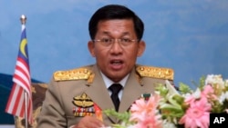 Panglima Angkatan Bersenjata Myanmar Jenderal Senior Min Aung Hlaing berbicara dalam KTT ASEAN di Naypyitaw, Myanmar (5/3). (AP/Khin Maung Win)