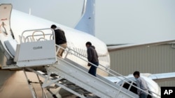 ARCHIVO - Migrantes guatemaltecos abordan un vuelo de deportación en Harlingen, Texas, el viernes 5 de mayo de 2023.