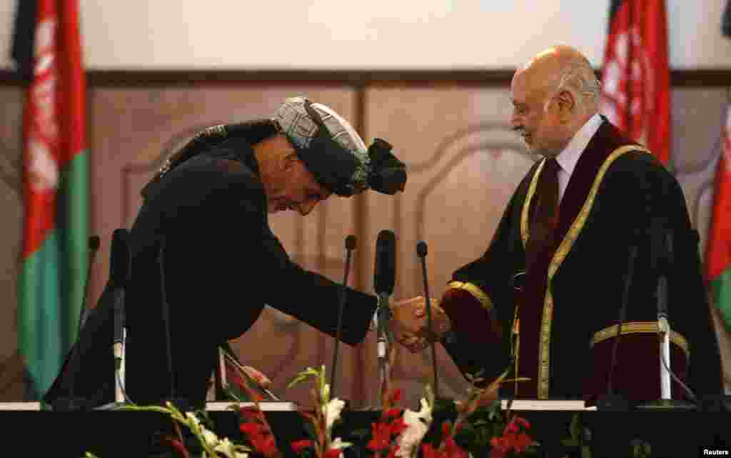 Prezident sifatida qasamyod keltirgan Ashraf G'ani Afg'oniston Oliy sudi raisi Abdul Salom Azimiy bilan qo'l berib ko'rishmoqda, 29-sentabr, 2014-yil.