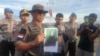 Kapolda Sulawesi Tengah Irjen Syafril Nursal (20/3) memperlihatkan foto salah seorang anggota MIT yang telah menyerahkan diri kepada aparat di Poso. (Foto: VOA/Yoanes Litha)