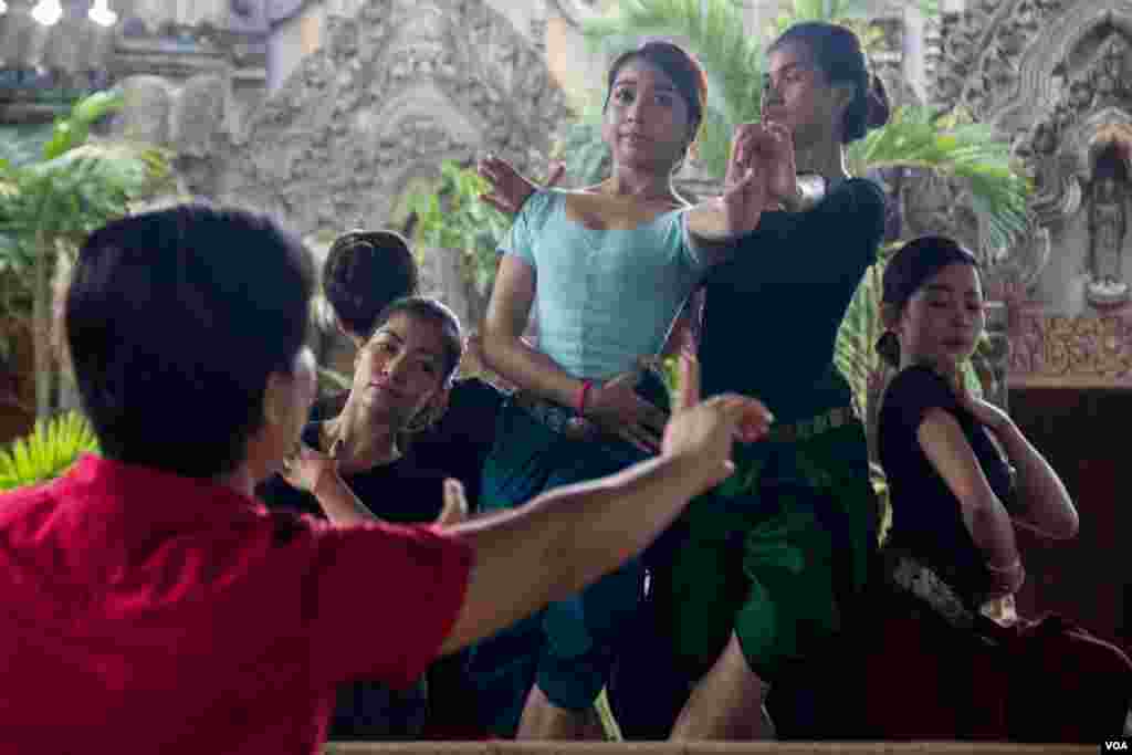ក្រុមសិល្បៈសុភីលីនកំពុងហាត់សម្តែងសមឈុតមួយក្នុងរឿង ព្រះនាងផាមីណាទេវី កាលពីថ្ងៃទី១២ ខែឧសភា ឆ្នាំ២០១៥។