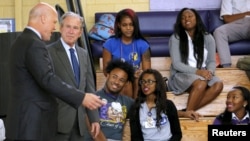 អតីត​ប្រធានាធិបតី​អាមេរិក George W. Bush និង​លោក Mitch Landrieu ​អភិបាល​ក្រុង New Orleans (រូប​ឆ្វេង) និយាយ​ទៅ​កាន់​សិស្សានុសិស្ស​នៅ​វិទ្យាល័យ Warren Easton Charter មួយ​ថ្ងៃ​មុន​ខួប​ទី​១០​នៃ​ព្យុះ Katrina នៅ​ក្នុង​ក្រុង New Orleans កាលពី​ថ្ងៃទី២៨ ខែសីហា ឆ្នាំ២០១៥។