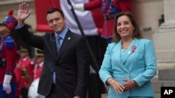 El presidente de Ecuador, Daniel Noboa, recibido por su homóloga peruana, Dina Boluarte, saluda a los periodistas desde las escaleras del palacio de gobierno en Lima, Perú, el jueves 4 de julio de 2024.