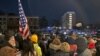 Ljudi se okupili ispred Centalne pritvorske ustanove Washingtonu 20. januara zbog Trumpovog pomilovanja osoba koje su učestvovale u napadu na Capitol 6. januara.