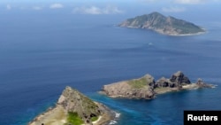 Kepulauan yang disengketakan: Uotsuri (atas), Minamikojima (tengah) dan Kitakojima, yang disebut Kepulauan Senkaku di Jepang dan Diaoyu di China (Foto: dok). 