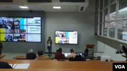 La coordinadora de formación de la Encuesta Nacional sobre Juventud presenta resultados del estudio, en Caracas, el 26 de octubre 2021. [Foto: VOA/Adriana Nuñez Rabascall]