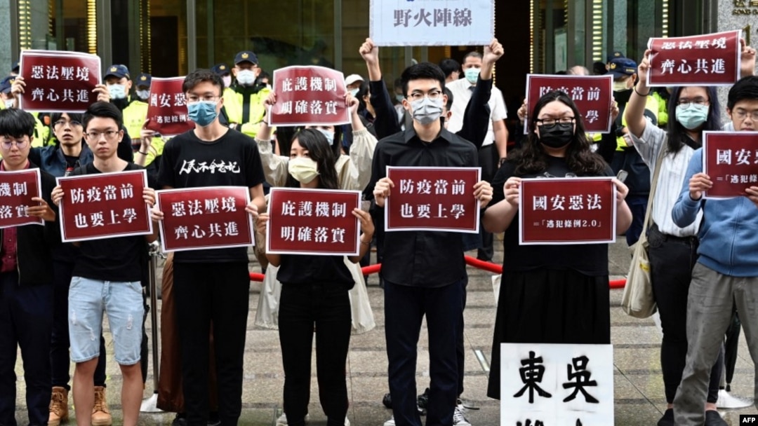 香港台灣學生在香港駐台北的經濟貿易文化辦事處外抗議中國人大製定港版國安法。（2020年5月28日）