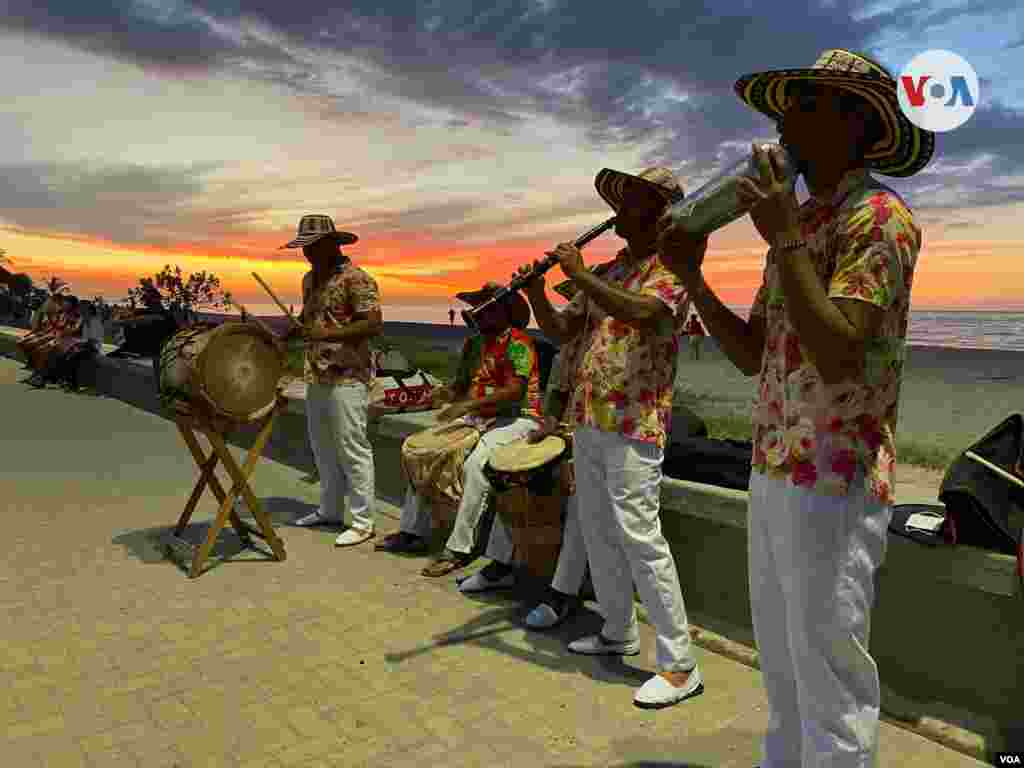 Músicos tocan la cumbia, mientras cae la tarde, en el malecón del municipio caribeño de Ciénaga, Colombia.