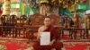ព្រះ​តេជគុណ​ ថាច់​ ហា​ សំអាង ព្រះ​ចៅ​អធិការ​ស្តី​ទី​វត្ត​សាមគ្គីរង្សី​ កាន់​លិខិត​ចុះ​ត្រួត​ពិនិត្យ​រដ្ឋបាល​វត្ត​សាមគ្គីរង្សី កាល​ពី​ថ្ងៃ​ទី​៥ ខែ​កុម្ភៈ ឆ្នាំ​២០១៥។​ (នូវ ពៅលក្ខិណា/VOA)