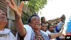Des parents et des amis pleurent les Éthiopiens tués en Libye par le groupe État islamique, dans le quartier pauvre du village de Cherkos à Addis-Abeba, en Ethiopie, le lundi 20 avril 2015. (Photo AP)