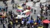Personas bloquean una intersección para protestar por el derecho al trabajo durante los cierres parciales implementados por la alcaldesa Claudia López para controlar la propagación de COVID-19 en el centro de Bogotá, el 24 de agosto de 2020.