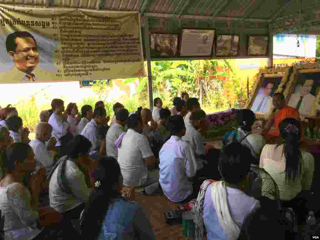 ប្រជាពលរដ្ឋកម្ពុជា ចូលរួមពិធីបង្សុកូល នៅឯគេហដ្ឋាន លោក កែម ឡី ក្នុងខេត្តតាកែវ នៅថ្ងៃទី២ ខែកក្កដា ឆ្នាំ២០១៧។ (ហ៊ុល រស្មី/ VOA)