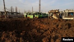 Se ve un cráter después de un ataque con misiles rusos contra un complejo de un depósito de transporte público, en medio del ataque de Rusia contra Ucrania, en Kharkiv, Ucrania, el 20 de diciembre de 2023. REUTERS/Sofiia Gatilova
