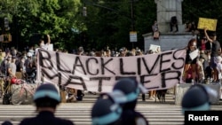 Manifestantes de "Black Lives Matter" protestan contra la violencia policial en Brooklyn, Nueva York, el 7 de junio de 2020.