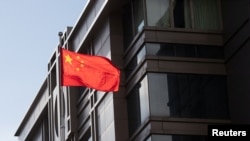 Bendera nasional China berkibar di Konsulat Jenderal China di Houston, Texas, AS, 22 Juli 2020. (REUTERS/Adrees Latif Konsulat Jenderal China di Houston).