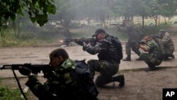 Pemberontak pro-Rusia terlibat pertempuran dengan militer Ukraina di Luhansk, Ukraina timur (2/6). 